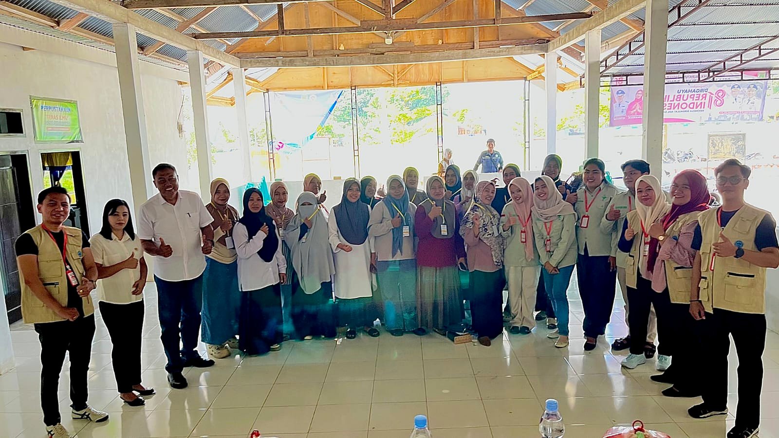 Tim dosen dan mahasiswa STIKES Bhakti Pertiwi Luwu Raya bersama kader Posyandu dan warga Desa Sidomukti, Kecamatan Bone-Bone, Kabupaten Luwu Utara